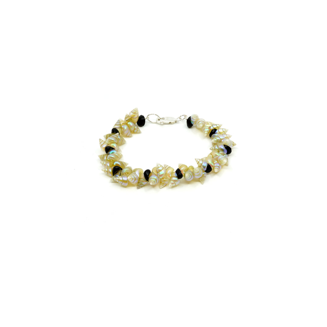 Bracelet with maireeners and black crow shells with silver clasp.