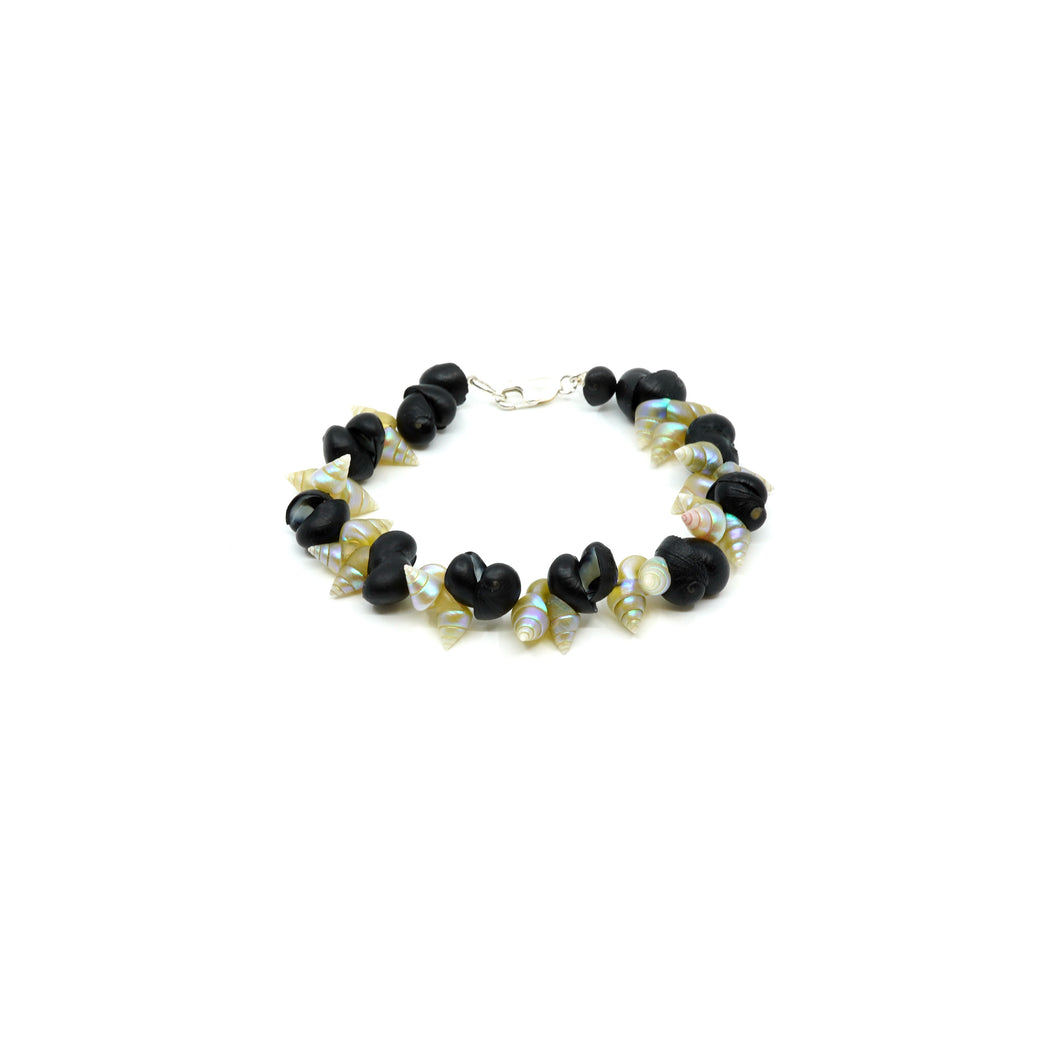 Bracelet with maireeners and black crow shells with silver clasp.