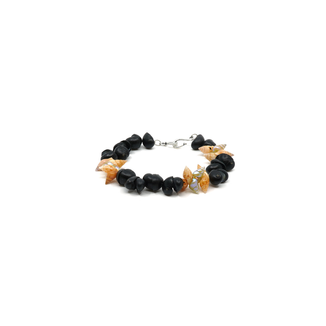 Maireener, oat and black crow shell bracelet with silver clasp.