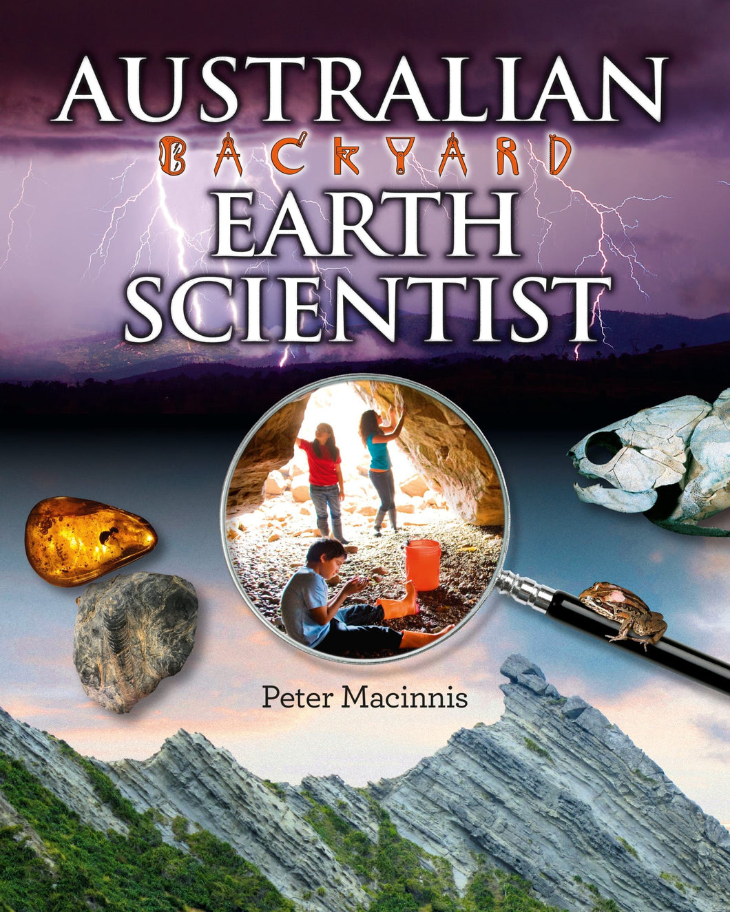 Children‘s book of earth sciences with magnifying glass and fossils on cover.